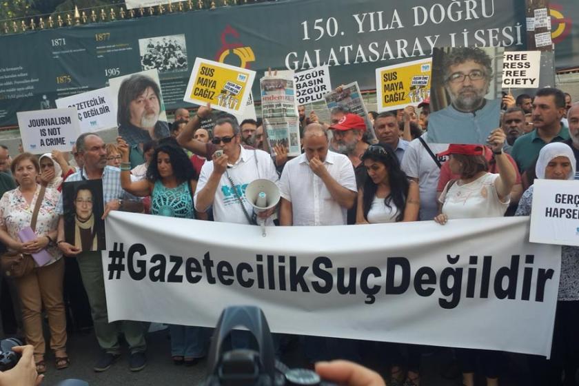 3 nöbetçi yayın yönetmenin tutuklanması protesto edildi