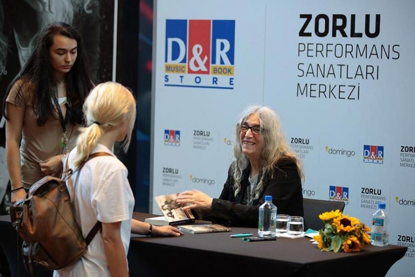 Patti Smith konserinden önce dinleyicileriyle buluştu