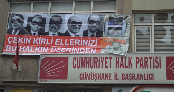 Gümüşhane’de CHP’nin yolsuzluk pankartı ikinci kez kaldırıldı