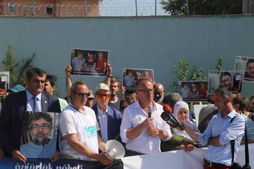 Barış Bloku, Fincancı için cezaevi önünde açıklama yaptı