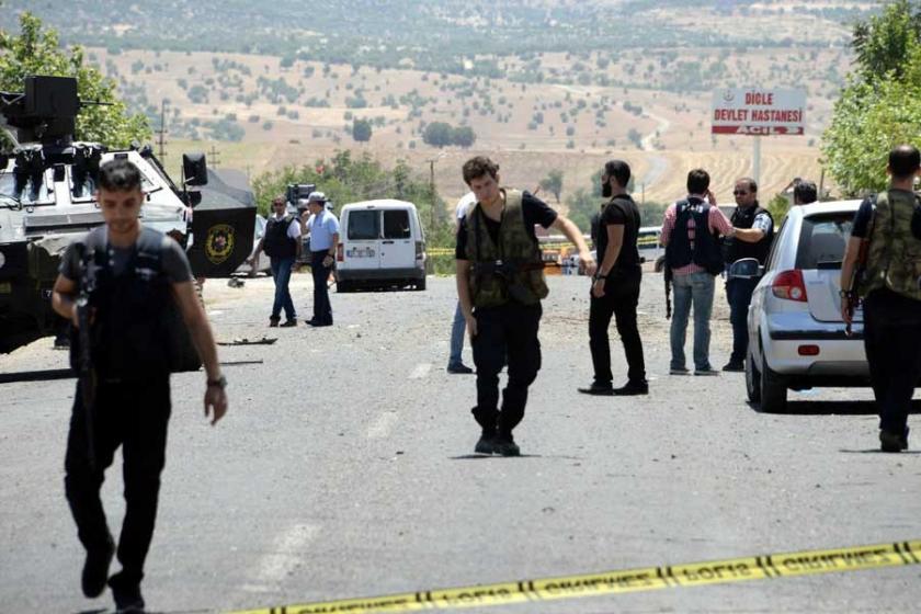 Dicle'de polis aracı geçerken patlama: 1 polis öldü 7 yaralı