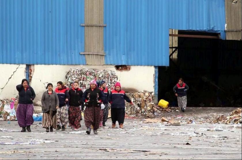 Atık toplama merkezinin kadın işçileri