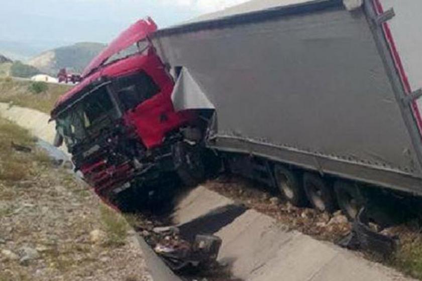 Sinop'ta TIR otomobil ile çarpıştı: 5 ölü, 1 yaralı