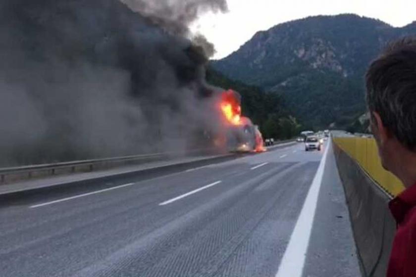 Seyir halindeki yolcu otobüsü alev alıp yandı