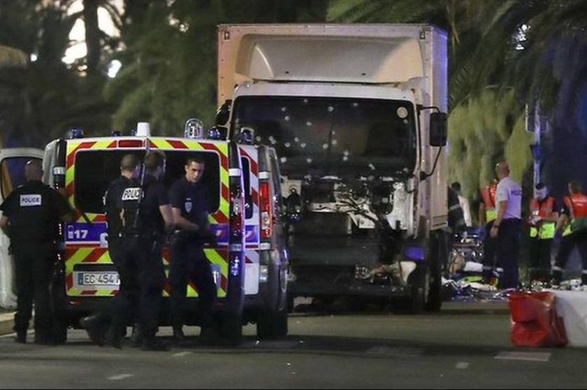 Nice'te kamyonlu saldırı: 84 kişi yaşamını yitirdi