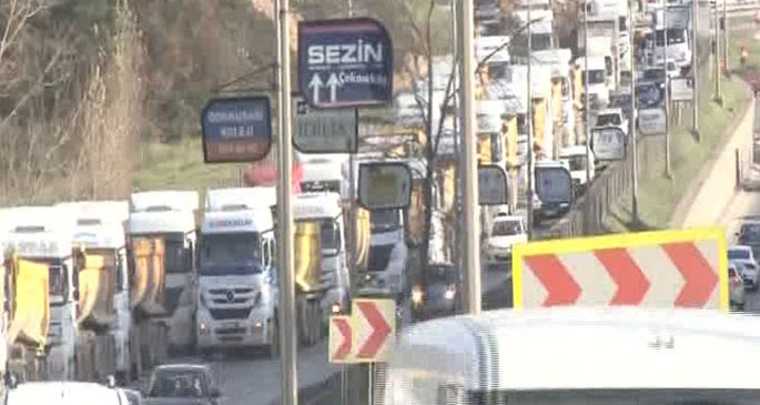 İstanbul'da kamyoncular yolu trafiğe kapattı