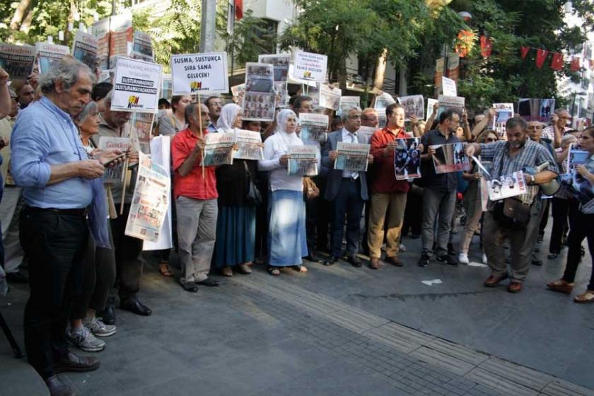 Ankara'da aydın ve sanatçılardan Özgür Gündem'e destek