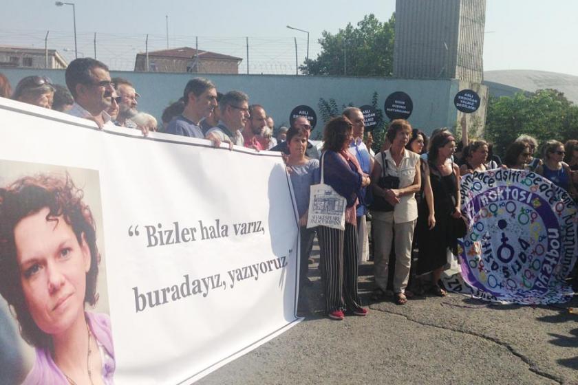 Aslı Erdoğan için Özgürlük Nöbeti başladı