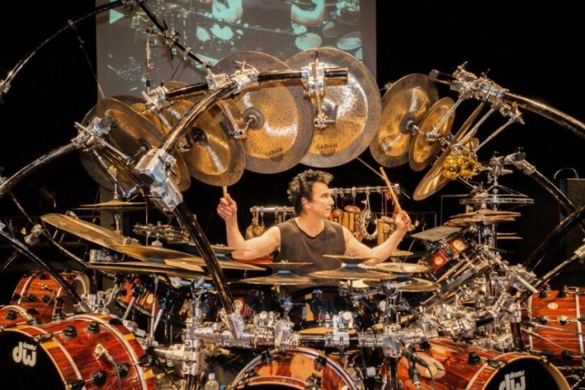 Bozzio 100 parçalı davul yarattı