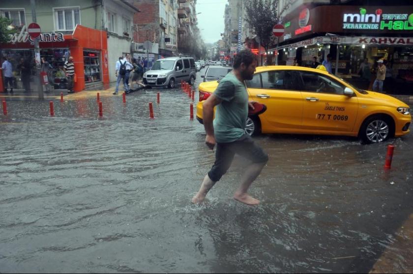 Yalova'da bir saatlik yağış su baskınlarına neden oldu