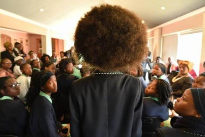 G. Afrika'da siyah kız öğrenciler ırkçılığa karşı ayaklandı