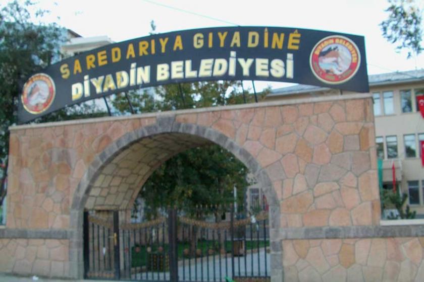 Diyadin'de kayyımın indirdiği Kürtçe tabela yeniden asıldı