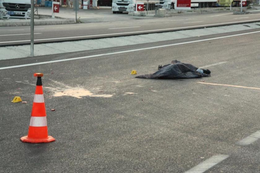 Taksi çarptıktan sonra 5 aracın üzerinden geçtiği yaya öldü