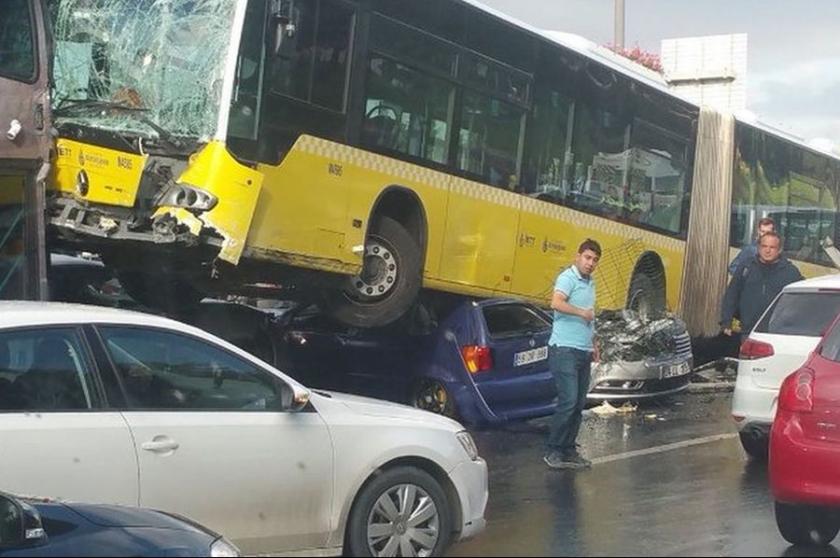 Acıbadem'de metrobüs yoldan çıktı: 11 yaralı