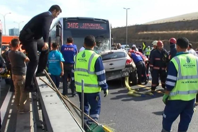 Sefaköy'de metrobüsle çarpışan araçta 1 kişi öldü