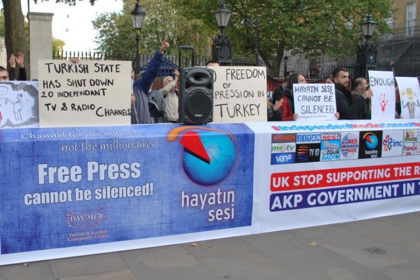 Kapatmalara sessiz kalan İngiltere hükümeti protesto edildi
