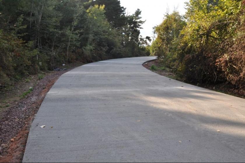 Sahillere beton yol