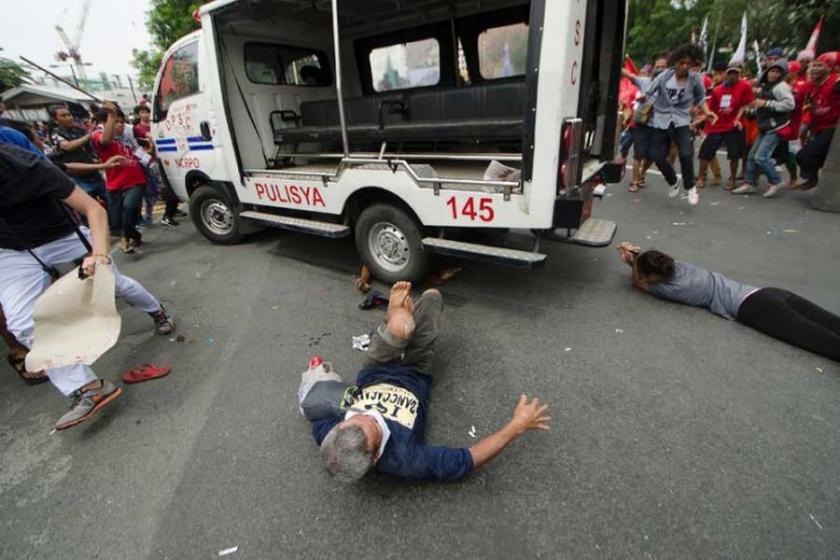 Filipinler’de polis, aracını halkın üzerine sürdü