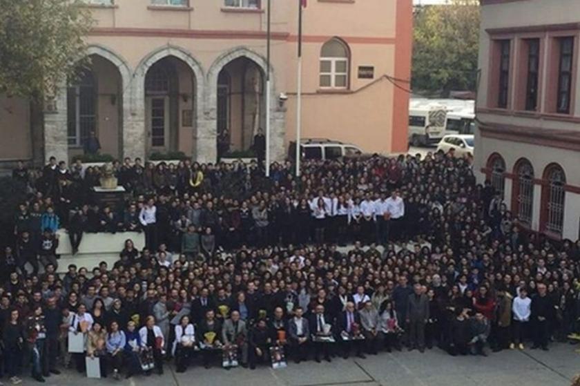 Vefa Lisesi sürgüne gönderilen öğretmenlerini böyle uğurladı