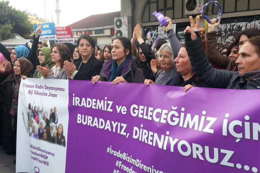 Kadıköy'de karakolun önünde bekleyenlere ırkçı saldırı