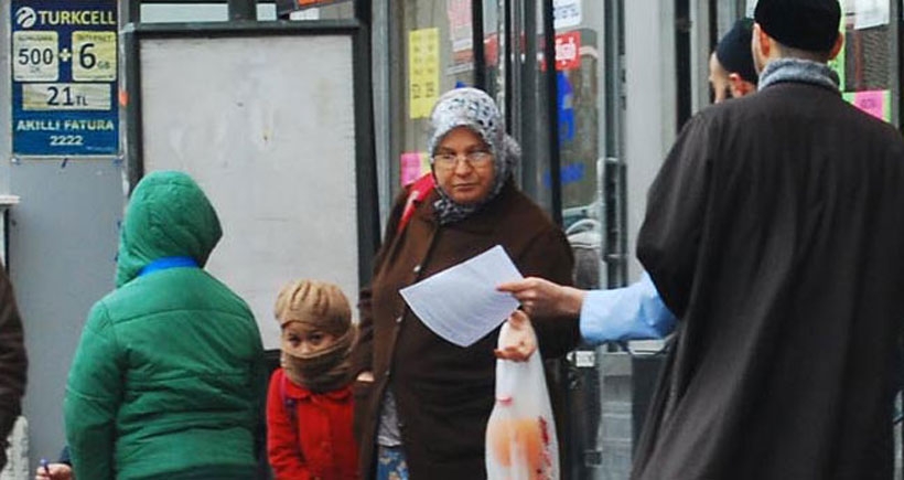 İzmir’de yılbaşı karşıtı bildiri dağıttılar!