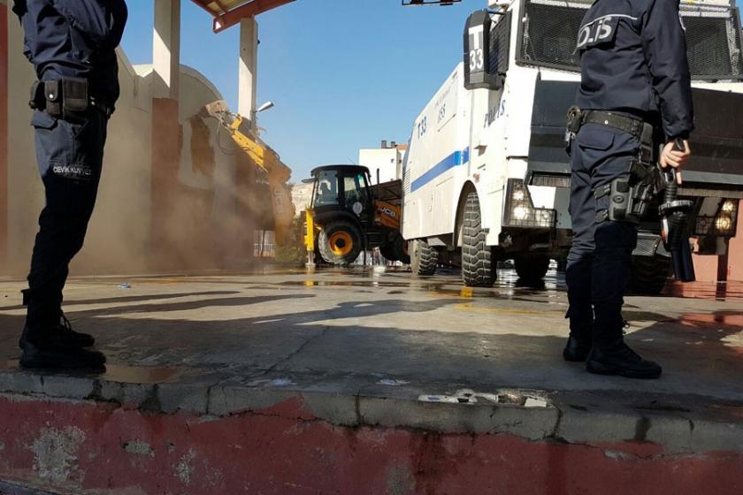 Yamanlar Cemevi'nin salonunda kepçelerle yıkım başladı