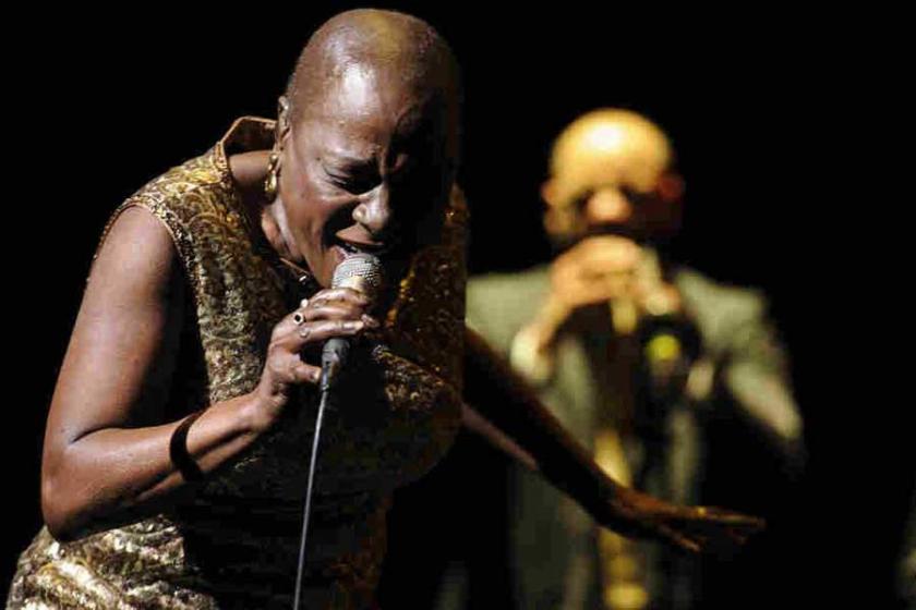 ABD'li Şarkıcı Sharon Jones yaşamını yitirdi