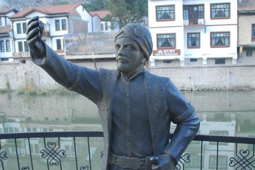 Selfie çeken şehzade heykelinin telefonunu kırdılar