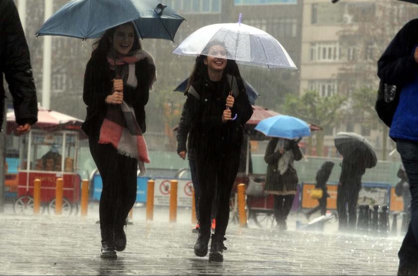 İstanbul'da sağanak yağmur etkisini gösteriyor