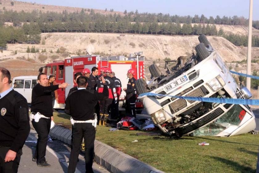 Urfa'da öğrenci servisi devrildi: 19 lise öğrencisi yaralı