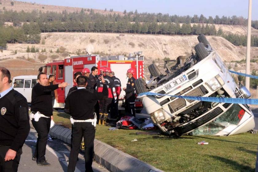 Urfa'da öğrenci servisi devrildi: 19 lise öğrencisi yaralı