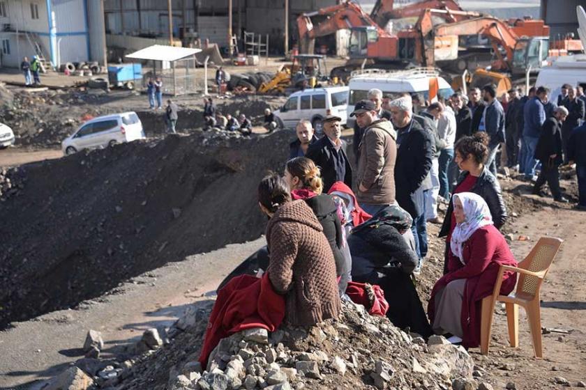 Hepimiz göçük altındayız duydunuz mu? 