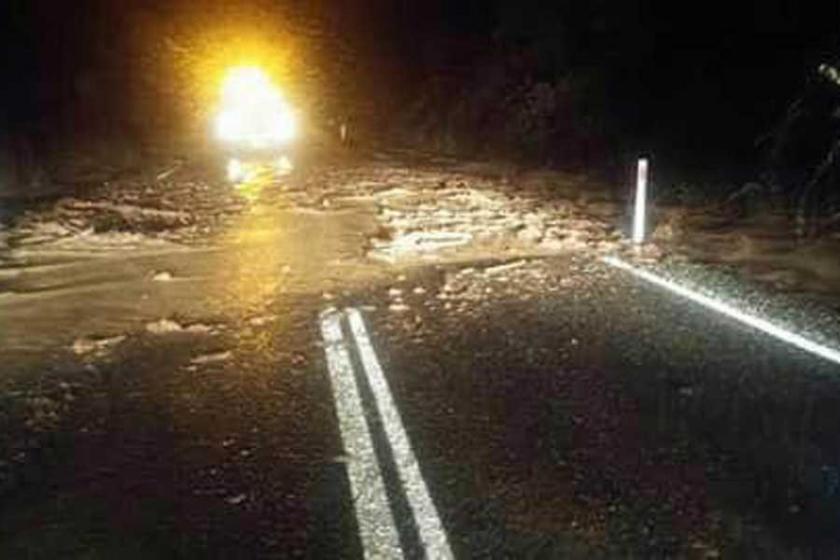 Bergama-Ayvalık Karayolu heyelan nedeniyle trafiğe kapatıldı