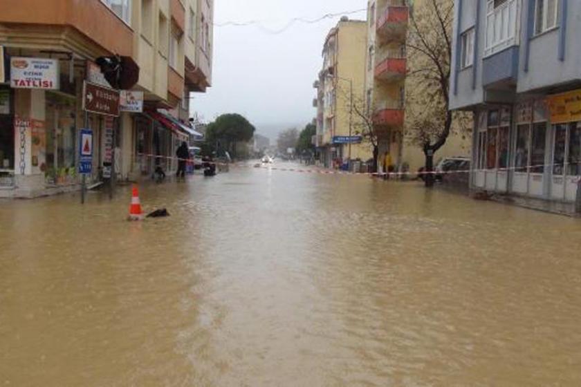 Çanakkale'de şiddetli sağanak yaşamı olumsuz etkiledi