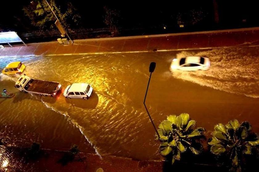 Sağanak yağış, Antalya'yı etkisi altına aldı