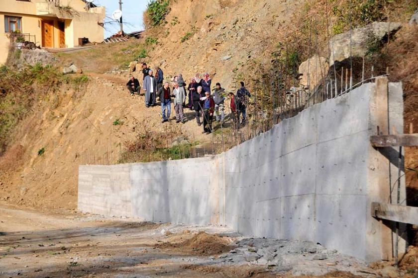 Kuzenine kızdı, yolu beton duvarla kapattı