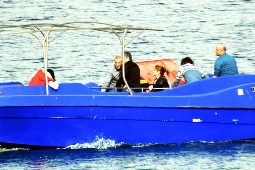 Mültecileri taşıyacak tekneyi denerken yakalandılar