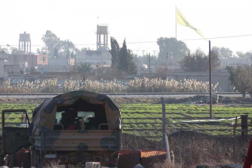PYD, Akçakale sınırına yeni bayrak astı