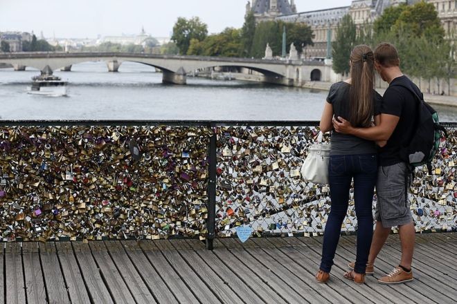 Parisliler aşıkların kilitlerini mülteciler için satacak