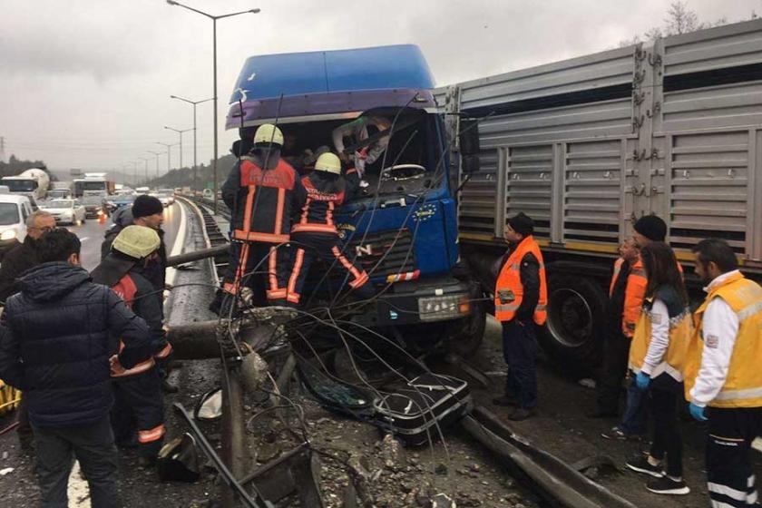 Gaziosmanpaşa'da kontrolden çıkan TIR kaza yaptı