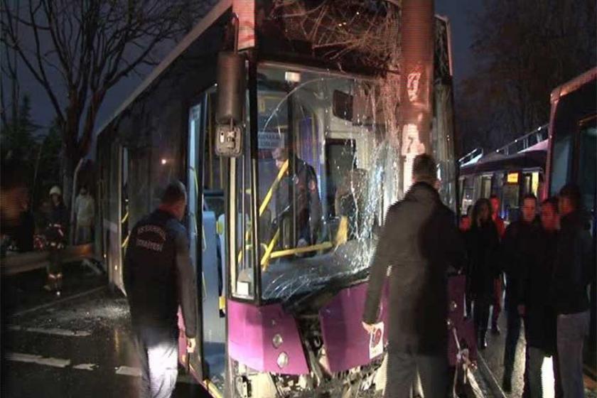 Kadıköy'de İETT otobüsü trafik tabelasına çarptı