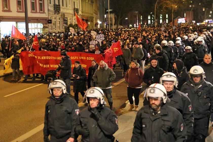 Hamburg'da binler AGİT zirvesini protesto etti