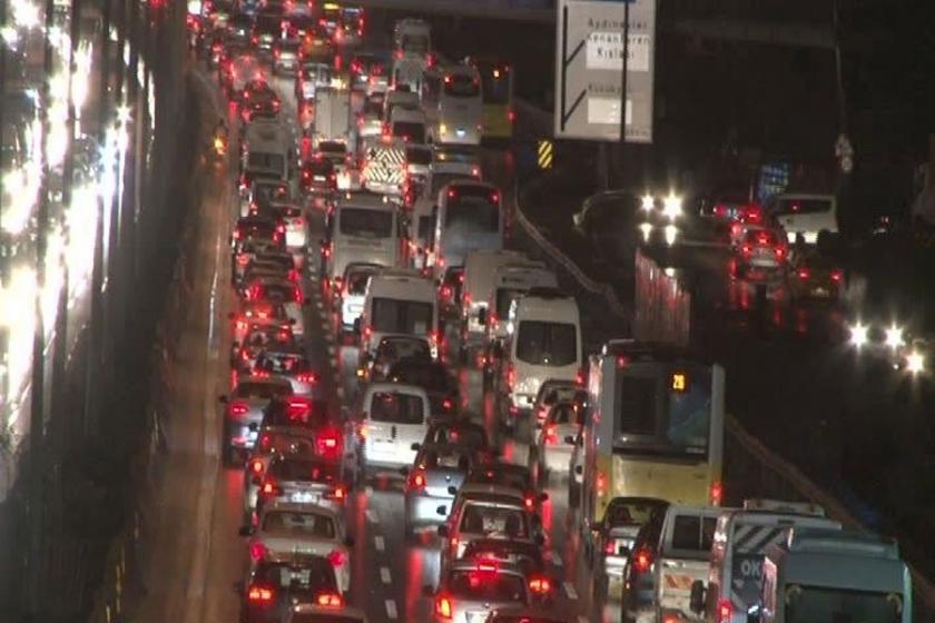 İstanbul'da kar yağışı yüzünden trafik durma noktasına geldi