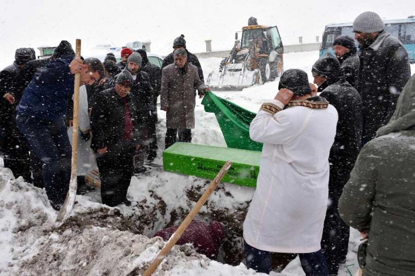 Erzurum'da kar defin işlemlerini zorlaştırdı