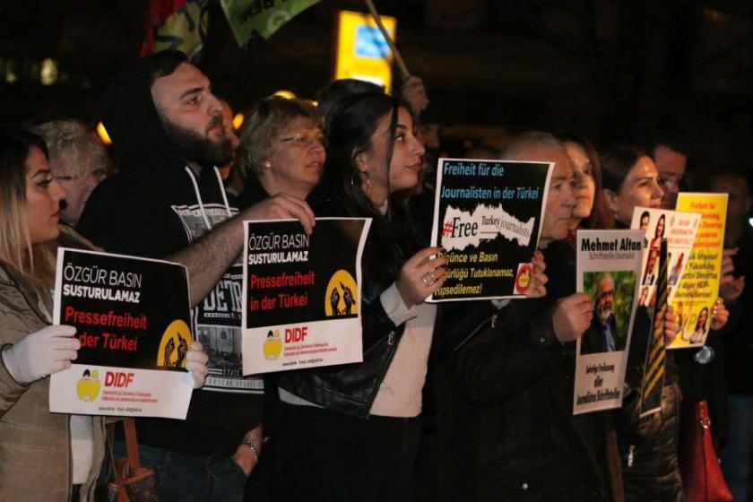 Gazetecilere yönelik baskılar Almanya'da protesto edildi