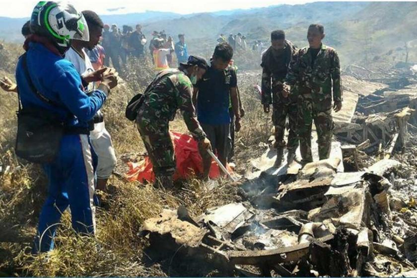 Endonezya’da kargo uçağı düştü: 13 ölü