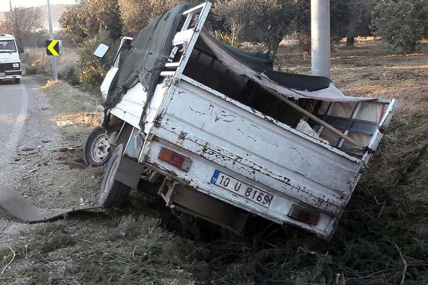 Zeytin işçilerini taşıyan kamyonet kaza yaptı