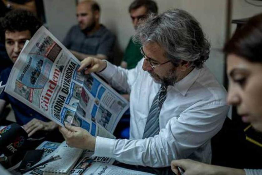 Can Dündar, Özgür Gündem gazetesini inceliyor. 