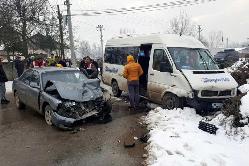 Düzce'de otomobil ile öğrenci servisi çarpıştı: 12 yaralı