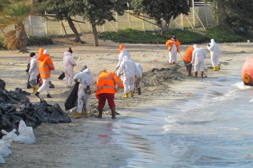 Çeşme'de kıyılara sızan yakıt kirliliği temizleniyor